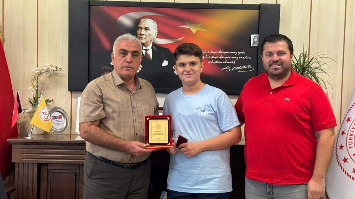 LGS Türkiye Birincisi Öğrencimiz Plaket ve Gram Altınla Ödüllendirdi 